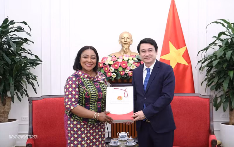 Le vice-ministre des Affaires étrangères Le Anh Tuan reçoit l’ambassadrice Florence Buerki Akonor. Photo : Baoquocte.
