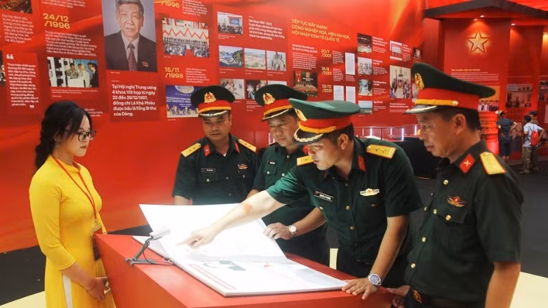 Cadres et officiers de la Division 3 (Région militaire 1) découvrent la lecture de livres électroniques lors de l’exposition. Photo : Nhân Dân.