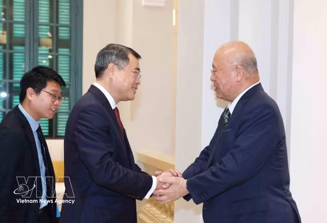 Le Minh Hung (gauche), membre du Bureau politique, secrétaire du Comité central du Parti, président de la Commission centrale de l’organisation du Parti et président du Groupe parlementaire d’amitié Vietnam - Japon, et Takebe Tsutomu, conseiller spécial de l’Alliance parlementaire d’amitié Japon - Vietnam. Photo: VNA.