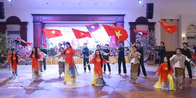 Un spectacle artistique présenté lors de la cérémonie visant à commémorer la Journée internationale des femmes (8 mars) et à marquer le lancement officiel du Club du patrimoine de l’Ao dai vietnamien au Laos. Photo : VNA.