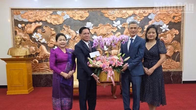 L’ambassadeur Buakeo Phumvongsay et son épouse offrent des fleurs pour féliciter l’ambassadeur Nguyen Minh Vu et son épouse, à l’occasion du 80ᵉ anniversaire de la Révolution d’Août et de la Fête nationale du Vietnam. Photo : NDEL.