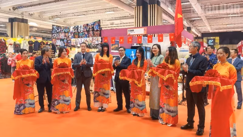 Inauguration de l'Espace Vietnam à la Foire de Paris. Photo : Nhân Dân.