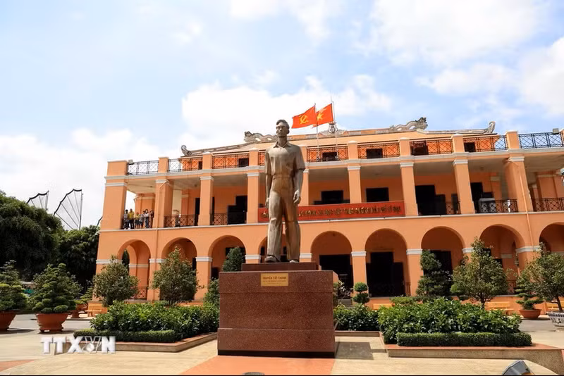 Le quai de Nha Rong, aujourd’hui le Musée Hô Chi Minh - Succursale de Hô Chi Minh-Ville, d’où, il y a 115 ans, le Président Hô Chi Minh est parti à la recherche d’une voie pour sauver la Patrie. Photo : VNA.
