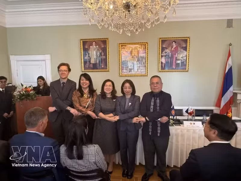 Les ambassadeurs des pays aséaniens à Copenhague. Photo : VNA.