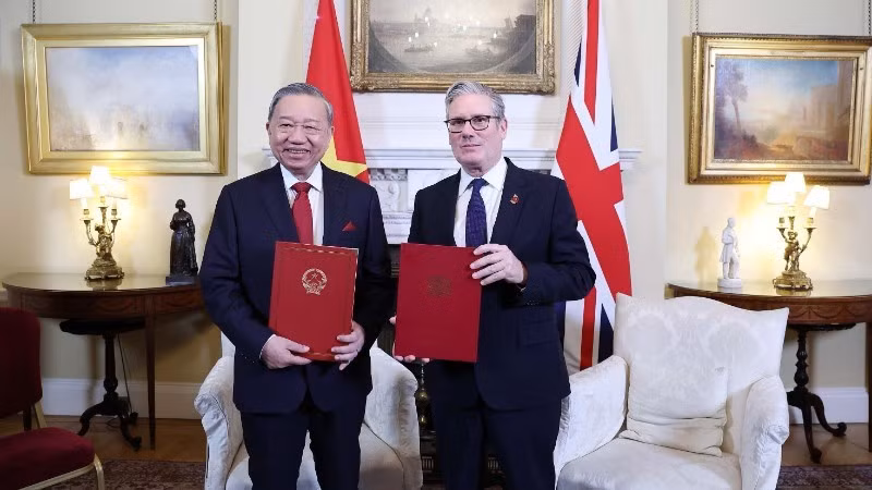 Le secrétaire général du Parti communiste du Vietnam, To Lam (à gauche) et le Premier ministre britannique Keir Starmer échangent la Déclaration conjointe portant sur l’élévation des relations Vietnam–Royaume-Uni au niveau de Partenariat stratégique global. Photo : VNA.