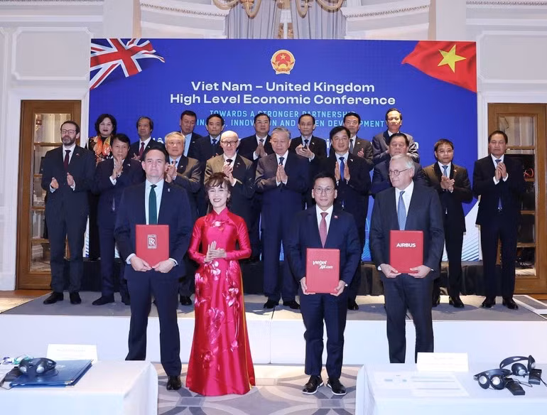 Le secrétaire général du Parti communiste du Vietnam (PCV) To Lam assiste à la remise des accords de coopération Vietnam – Royaume-Uni. Photo: VNA.
