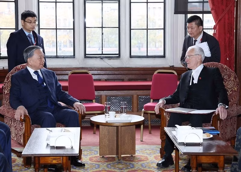 Le secrétaire général du Parti communiste du Vietnam (PCV), To Lam (à gauche), et le président de la Chambre des Lords du Royaume-Uni, John McFall (baron McFall d’Alcluith). Photo : VNA.