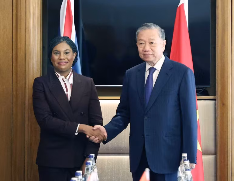 Le secrétaire général du Parti communiste du Vietnam To Lam et la présidente du Parti conservateur britannique, Kemi Badenoch. Photo : VNA.
