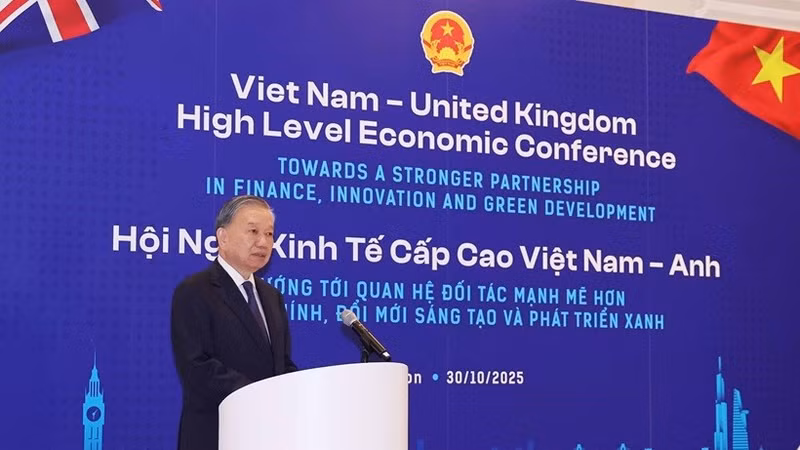 Le secrétaire général du Parti communiste du Vietnam To Lam s’exprime à la Conférence économique de haut niveau Vietnam–Royaume-Uni. Photo : VNA.