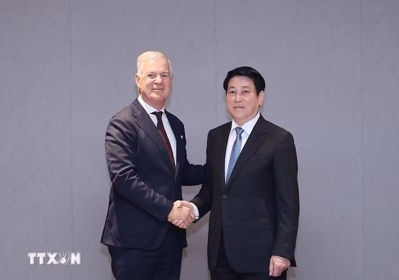 Le président de la République, Luong Cuong (droite), et le secrétaire général de la Chambre de commerce internationale (ICC), John Denton. Photo : VNA.