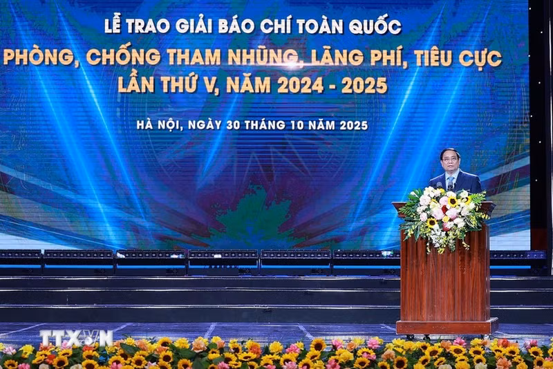 Le Premier ministre Pham Minh Chinh à la cérémonie de remise du 5e Prix journalistique national contre la corruption, le gaspillage et les pratiques malsaines (2024–2025). Photo : VNA.