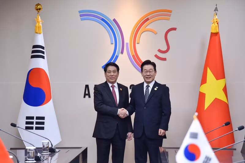 Le président Luong Cuong (gauche) et son homologue sud-coréen Lee Jae Myung, le 30 octobre à Gyeongju. Photo : VNA.