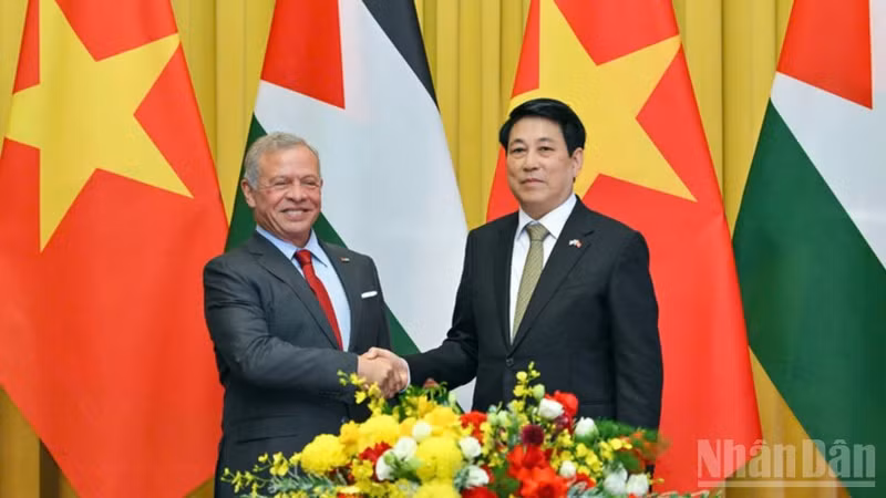 Le président vietnamien Luong Cuong (à droite) et le roi Abdallah II Ibn Al-Hussein de Jordanie, à Hanoï, le 12 novembre. Photo : NDEL.