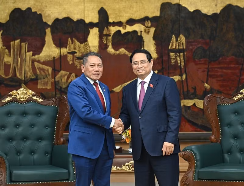 Le Premier ministre Pham Minh Chinh (à droite) et le ministre des Affaires étrangères et du Commerce extérieur des Îles Salomon, Peter Shanel Agovaka. Photo : NDEL.
