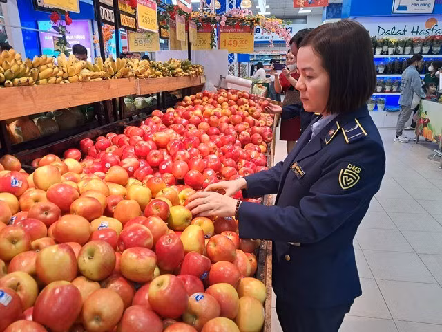 Les autorités compétentes procèdent à un contrôle des marchandises dans un supermarché. Photo : VGP.