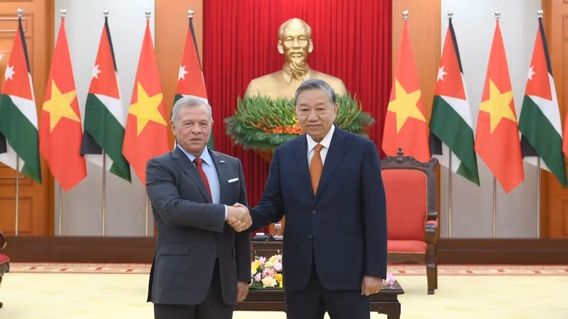 Le secrétaire général du Parti communiste du Vietnam, Tô Lâm, (droite) et le roi de Jordanie Abdullah II Ibn Al-Hussein, en visite officielle au Vietnam. Photo : NDEL.