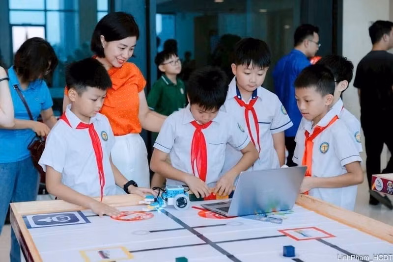 Des enseignants et leurs élèves de la commune de Dông Anh, à Hanoï. Photo : VNA.