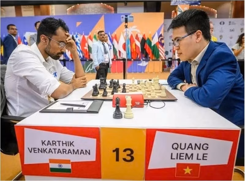 Le grand maître vietnamien Lê Quang Liêm tient tête à l’Indien Karthik Venkataraman lors de la première rencontre de la 4e ronde de la Coupe du monde d’échecs FIDE. Photo : FIDE.