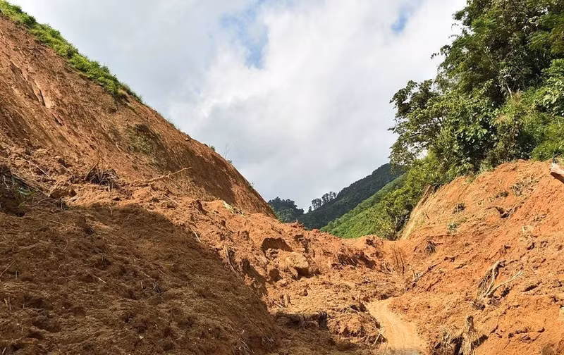 Un glissement de terrain dans le village de Ngoa, commune de Yen Phu, province de Tuyen Quang. Photo : VNA.