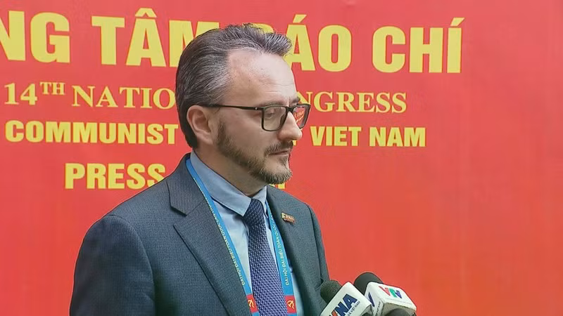 Mikhail Kostrikov, rédacteur en chef adjoint du journal Pravda et membre du Comité central du Parti communiste de la Fédération de Russie. Photo: VNA.