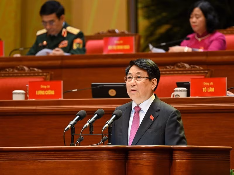 Le président de la République, Luong Cuong, prononce le discours d’ouverture du XIVᵉ Congrès national du Parti communiste du Vietnam. Photo : Nhandan.vn