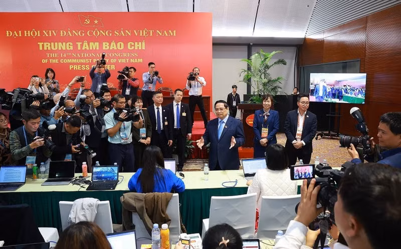 Le Premier ministre Pham Minh Chinh au Centre de presse du congrès. Photo : VNA.