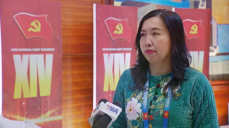 La vice-ministre des Affaires étrangères, Le Thi Thu Hang répond à presse, en marge du XIVᵉ Congrès national du Parti. Photo: VNA.