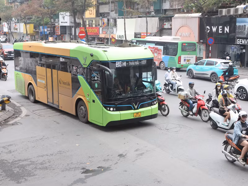 Hanoï accélère la transition vers un réseau de bus verts. Photo : Thanh Hai.