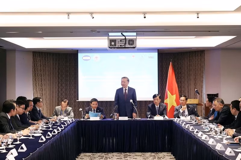 Le secrétaire général du PCV To Lam rencontre les membres du Réseau vietnamien de l’innovation en République de Corée ainsi que des experts et entrepreneurs vietnamiens installés dans ce pays. Photo : VNA.