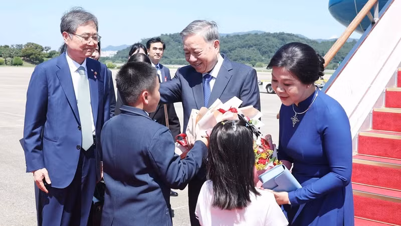 Le secrétaire général du Parti communiste du Vietnam, To Lam, son épouse Ngo Phuong Ly sont arrivés à la base aérienne de Seongnam à Séoul, entament une visite d’État en République de Corée. Photo : VNA.