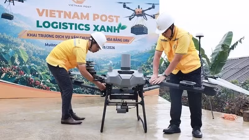 Les opérateurs vérifient le drone avant sa mise en service. Photo : Vietnam Post.