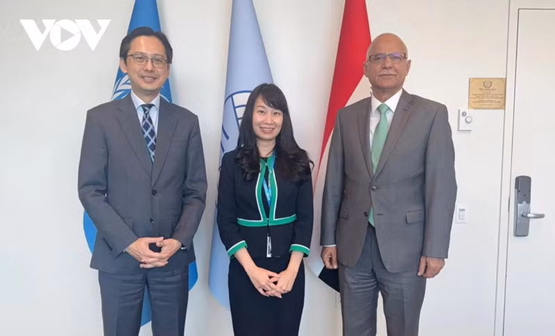 L’ambassadeur Do Hung Viet, la candidate du Vietnam à la Cour internationale du droit de la mer (TIDM), et l’ambassadeur d’Iraq. Photo : VOV.