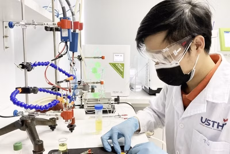 Recherche scientifique à l'Université des sciences et des technologies de Hanoï (USTH). Photo : HNM.