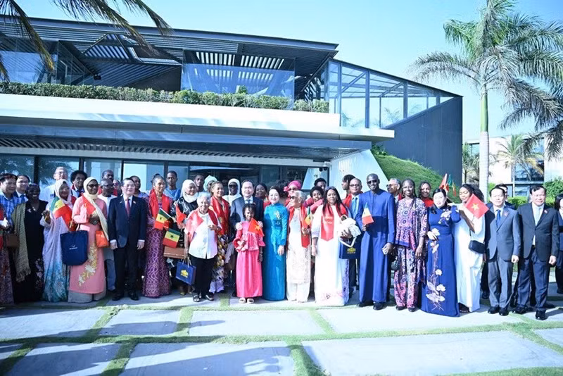 Le président de l'Assemblée nationale, Tran Thanh Man, et son épouse avec la communauté vietnamienne du Sénégal. Photo : Quochoi.