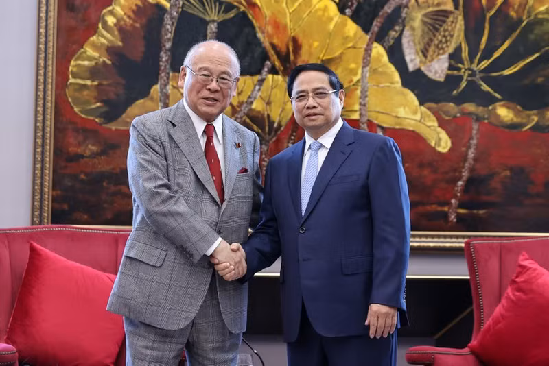 Le Premier ministre Pham Minh Chinh (droite) et le conseiller spécial de l’Alliance parlementaire d’amitié Japon–Vietnam, Takebe Tsutomu. Photo : VGP.