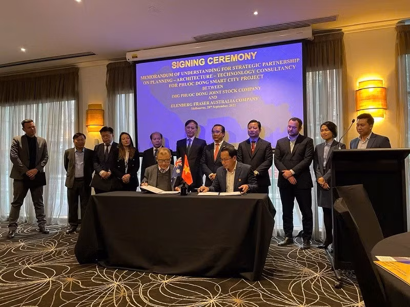 Les dirigeants de la province de Long An (actuelle province de Tay Ninh) assistent à la cérémonie de signature du protocole d’accord de partenariat stratégique dans le domaine du conseil en planification urbaine, en architecture et en technologies pour le projet de zone urbaine intelligente de Phuoc Dong, entre la société par actions IMG Phuoc Dong et la société Elenberg Fraser Australia, lors de la visite en Australie en 2022. Photo : Baodautu.