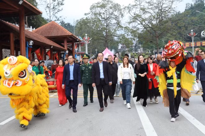 Lang Son accueille le premier groupe de touristes internationaux entrant par le poste-frontière international de Huu Nghi début 2026. Photo : VNA.