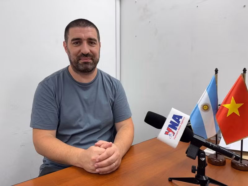 Le journaliste argentin Gastón Fiorda. Photo : VNA.