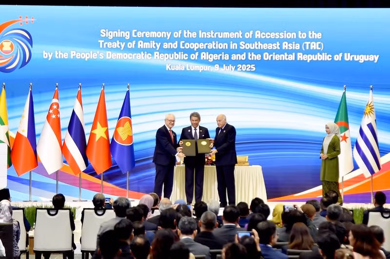 Les ministres des Affaires étrangères de l'ASEAN assistent à la cérémonie de signature de l'adhésion de l'Uruguay et de l'Algérie au Traité d'amitié et de coopération en Asie du Sud-Est (TAC), portant le nombre total de signataires à 57. Photo : VNA.