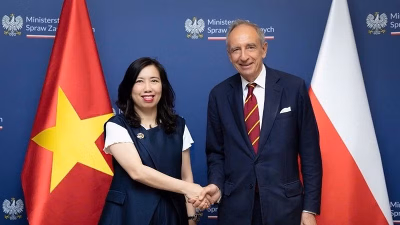 La vice-ministre vietnamienne des AE Le Thi Thu Hang et le secrétaire d'État au ministère polonais des AE, Władysław Teofil Bartoszewski. Photo : Ministère vietnamien des AE.