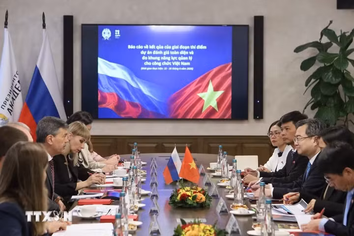 Nguyen Thanh Nghi, chef de la Commission centrale des politiques et stratégies du Parti communiste du Vietnam lors de sa réunion avec la direction de l’Académie russe d’économie nationale et d’administration publique auprès du Président de la Fédération de Russie (RANEPA). Photo : VNA.