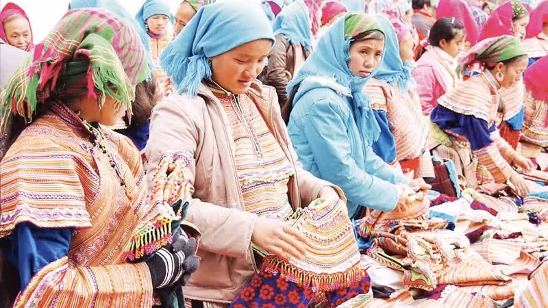 Les couleurs éclatantes des brocarts au marché hebdomadaire de Si Ma Cai (Lao Cai) attirent les visiteurs. Photo : Thi Phong.