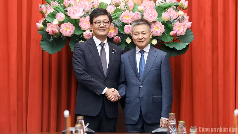 Le vice-ministre vietnamien de la Sécurité publique Nguyen Ngoc Lam (à droite) et le vice-ministre japonais de l’Intérieur et des Communications, Kajihara Daisuke. Photo : Congannhandan.