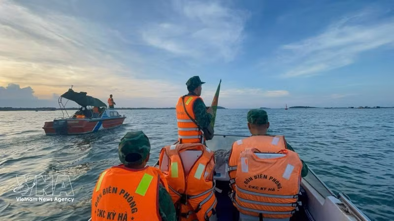 Les agents de la garde-frontière du port de Ky Ha (Da Nang) patrouillent et sensibilisent contre la pêche illégale, contribuant à lever l’avertissement IUU pour les pêcheurs. Photo : VNA.