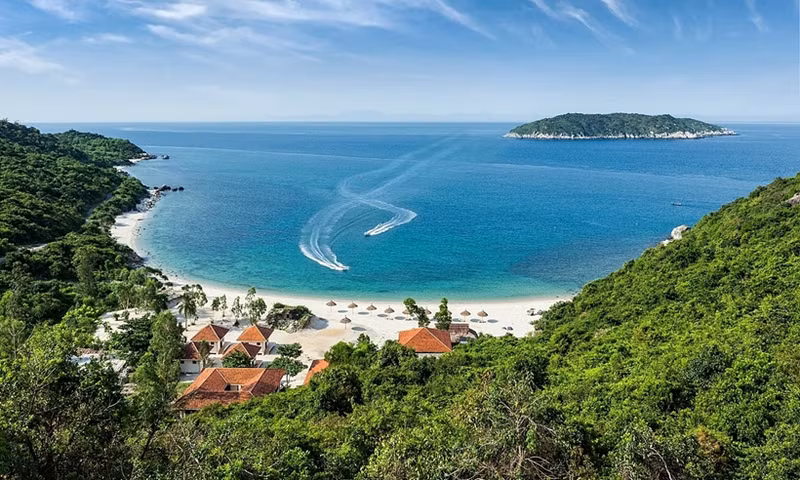 Cu Lao Cham accueille les visiteurs avec ses eaux turquoise cristallines, ses plages de sable blanc immaculées et ses forêts primaires luxuriantes. Photo : VnExpress.