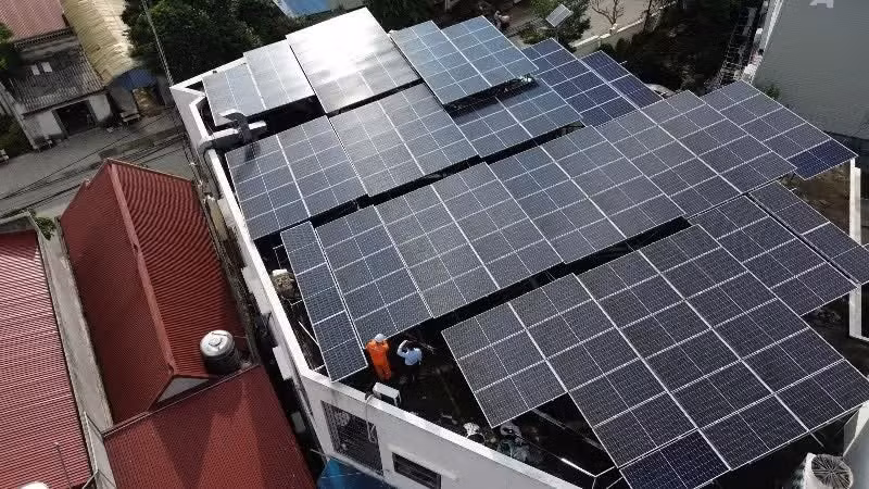 Installation de panneaux solaires en toiture à Lang Son. Photo : Le Chi.