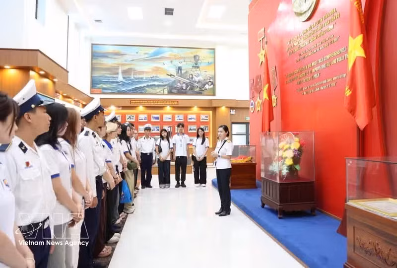 Des activités immersives à Khanh Hoa permettent aux jeunes Vietnamiens à l'étranger de mieux comprendre l'histoire et les traditions de leur pays. Photo : VNA.