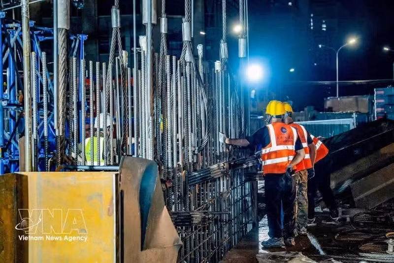 La mise en place réussie de la première cage d’armature du mur diaphragme de la station S3 de la ligne de métro n°5. Photo : VNA.