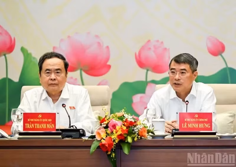 Le secrétaire du Comité du Parti du gouvernement et Premier ministre Le Minh Hung (à droite), et le secrétaire du Comité du Parti de l'Assemblée nationale et président de l'Assemblée nationale Tran Thanh Man coprésident la réunion. Photo : Nhân Dân.