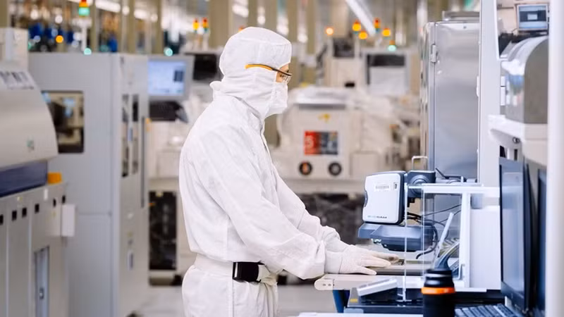 L’usine d’Intel au Vietnam constitue le plus grand centre d’assemblage et de test de puces du réseau mondial d’Intel, employant environ 6 500 personnes dans le domaine des hautes technologies. Photo : TP.